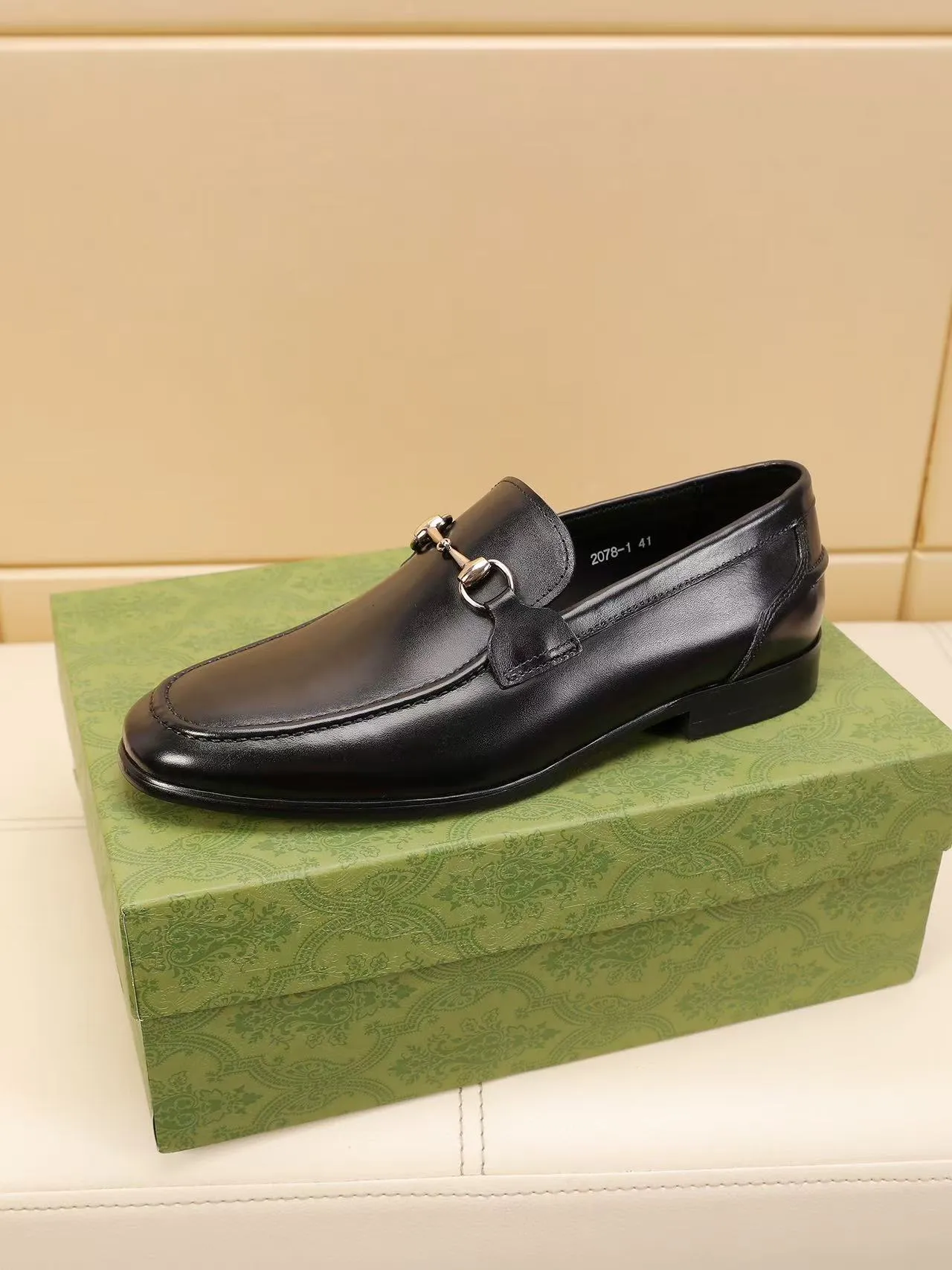 Men's men's shoes 💰440 🆘【GUCCI】Gucci ·🐂里· Hot-selling beanie shoes, top brand luxury, top quality, latest fashion beanie shoes.. The upper is made of original high mercerized smooth cow suede. (Full top-layer water-dyed 🐂 leather and lining). The original stylish and stylish soft rubber wear-resistant and non-slip outsole is light and comfortable on the foot, available in 2 colors! Matching code: 39-45 (38.46. Customized)